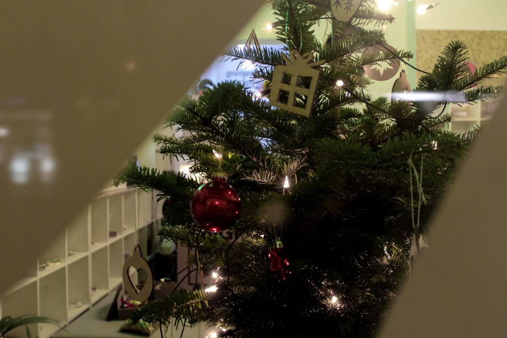 individueller Weihnachtsbaumschmuck aus Holz