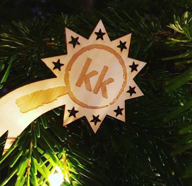 Die Klickkomplizen haben "stars in their eyes". Kein Wunder bei einem gelaserten Logo aus Holz!