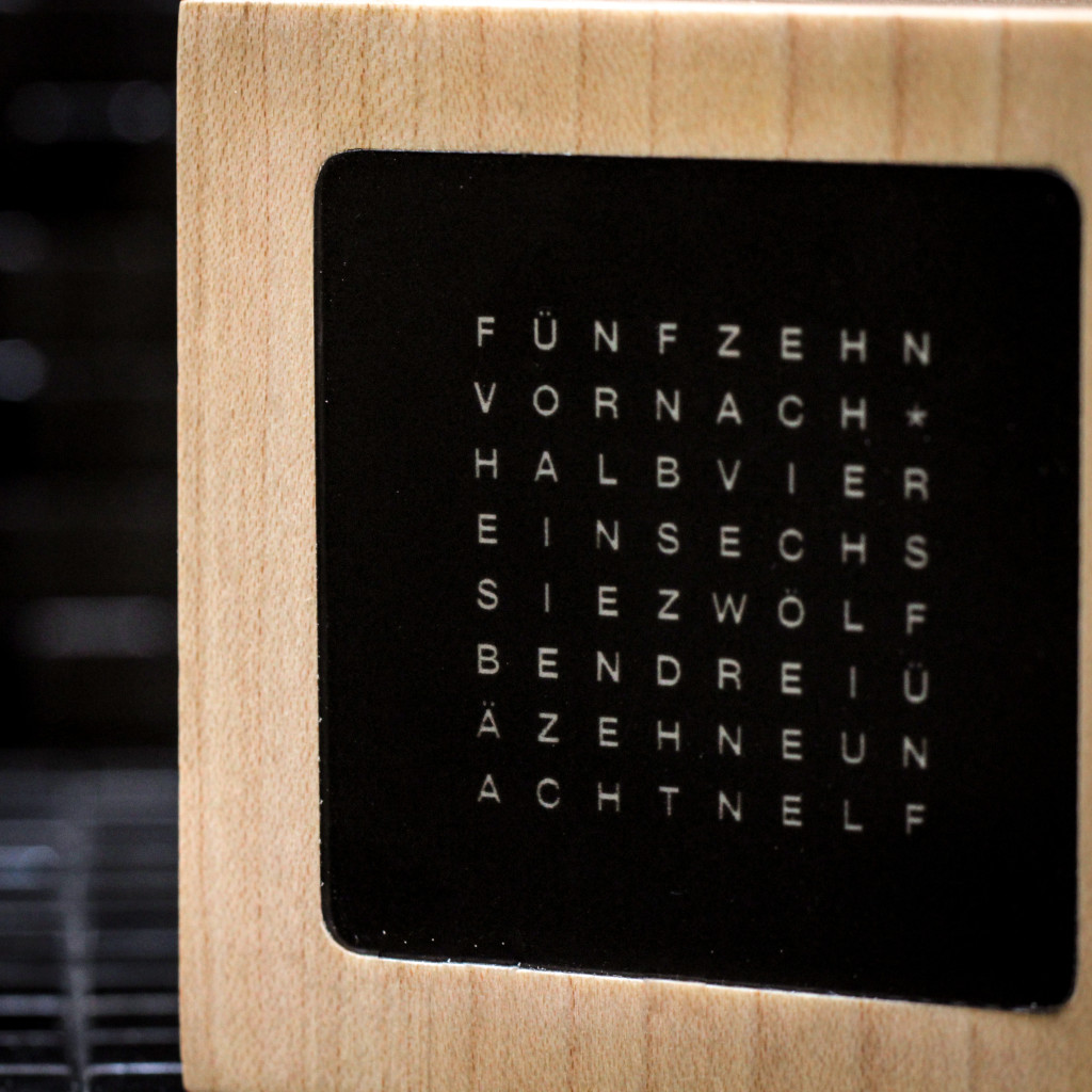 wordclock_gravur_acryl_signuu-2