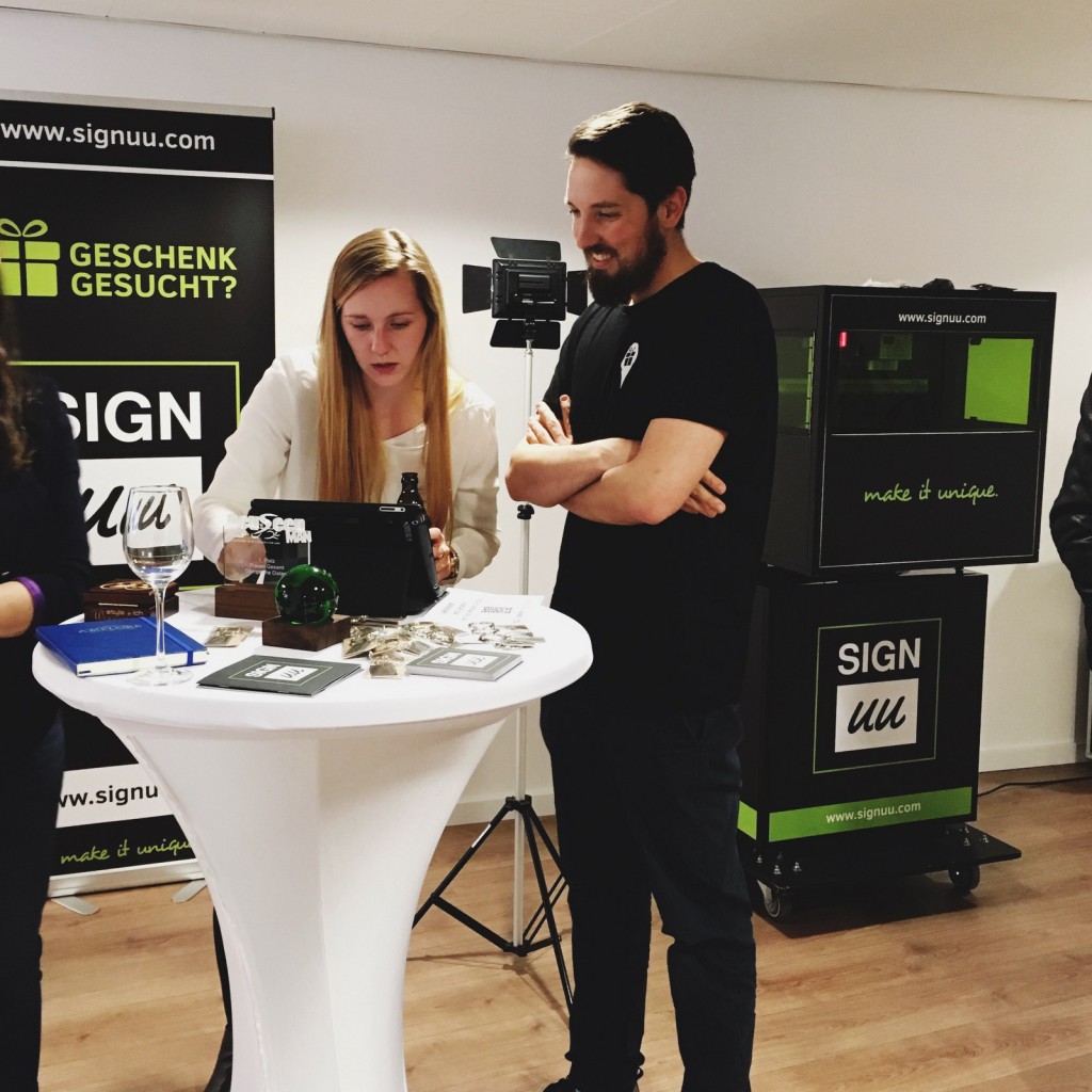 signuu_onevent_axxplore_lasergravur_live_leipzig3