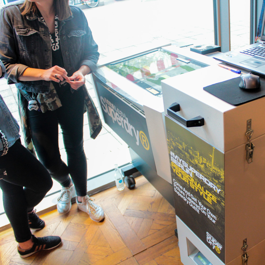 signuu_on event_superdry_jeans gravur_live (5)