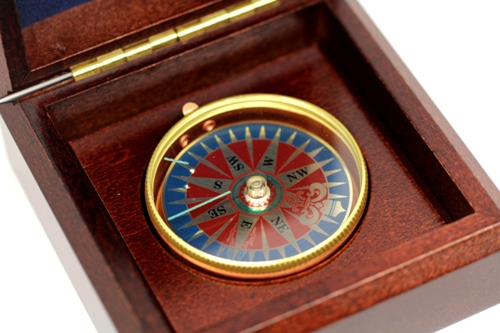 Kompass mit Gravur in Holzbox